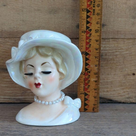 Vtg 4.25" Lefton Lady Head Vase Pearlescent White Dress and Hat Pearl Necklace - Picture 8 of 11